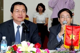 Bộ trưởng Vũ Huy Hoàng (trái) tại buổi làm việc. (Ảnh: Hoàng Chương/Vietnam+)