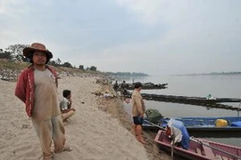 Mực nước sông Mekong xuống thấp tại làng Mai, ngoại ô Vientiane (Lào). (Nguồn: AFP/TTXVN)