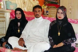 Abdul Rahman Nayef al-Obeidi và hai người vợ. (Nguồn: gulfnews.com)