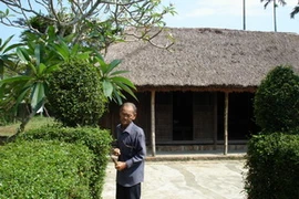 Gìn giữ ngôi nhà Bác Hồ từng ở ở làng Dương Nỗ; (Ảnh: Quốc Việt/Vietnam+)