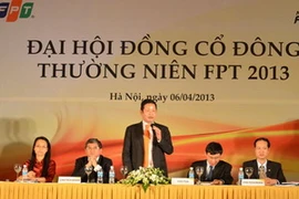 Ông Bùi Quang Ngọc, ngồi thứ hai bên trái, được cho là sẽ thay ông Bình làm Tổng Giám đốc. (Nguồn: FPT)