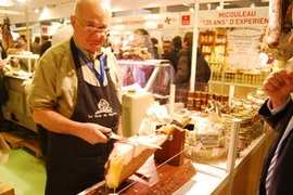 Một nhà sản xuất giới thiệu thịt giămbông truyền thống Pháp tại Hội chợ. (Ảnh: Lê Hà/Vietnam+)