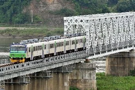 Tàu hỏa Hàn Quốc đi qua khu vực biên giới gần khu phi quân sự (DMZ) ở Paju, phía Bắc Seoul. (Nguồn: AFP/TTXVN)