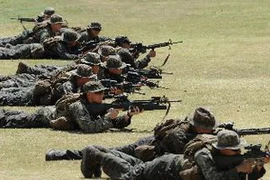 Lính thủy đánh bộ Mỹ và Philippines diễn tập tình huống đổ bộ trên bãi biển trong cuộc tập trận chung tại Cavite ngày 15/4. (Nguồn: AFP/TTXVN)