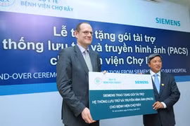 Quang cảnh lễ trao tặng. (Ảnh: Vietnam+)