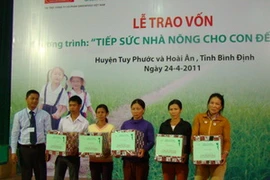 Lễ trao vốn. (Ảnh: PV/Vietnam+)