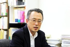 Học giả kiêm dịch giả Nhật Bản Hisao Suzuki đang chia sẻ những suy nghĩ về Đại tướng Võ Nguyên Giáp. (Ảnh: Hữu Thắng/TTXVN)