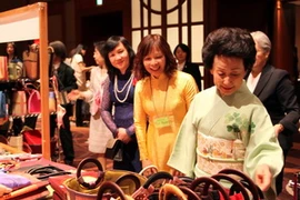Công chúa Nhật Bản Hitachi ngắm các đồ thủ công của Việt Nam. (Ảnh: Hữu Thắng/Vietnam+)
