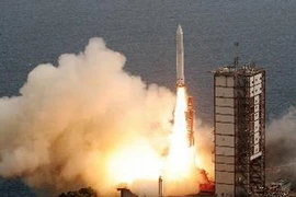 Tên lửa Epsilon rời khỏi bệ phóng. (Nguồn: AFP/TTXVN)