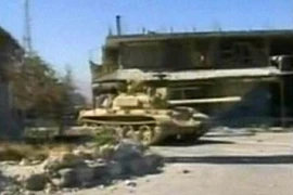 Xe quân sự quân đội Syria tuần tra trên đường phố thị trấn Qusayr ngày 5/6. (Nguồn: AFP/TTXVN)