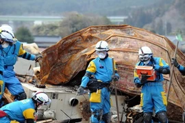 Lực lượng cứu trợ làm việc tại quận Iwate ngày 22/3. (Nguồn: THX/TTXVN)