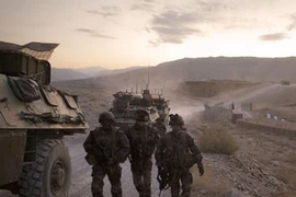 Lính Pháp trên đường tới căn cứ quân sự ở Tora, tỉnh Surobi của Afghanistan, ngày 31/12/2011. (Nguồn: AFP/TTXVN)