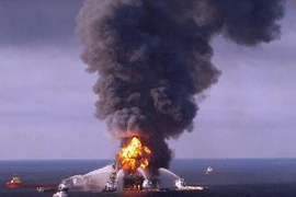 Giàn khoan DeepWater Horizon bốc cháy ngày 9/6/2010. (Ảnh: AFP- TTXVN)