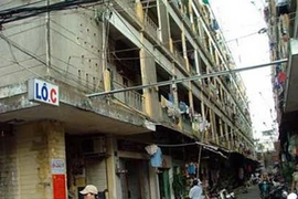 Lô C và D chung cư Cô Giang, Q.1: sẽ đề nghị đập bỏ để xây dựng lại vì quá cũ kỹ. (Nguồn: Tuổi Trẻ)