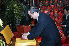 Phó Thủ tướng Nguyễn Thiện Nhân khai ấn tại lễ hội. (Ảnh: Quốc Việt/TTXVN)