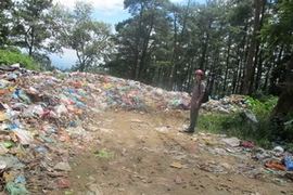 Rác thải sinh hoạt và chất thải khó phân hủy đổ trong Vườn Quốc gia Tam Đảo. (Ảnh: Nguyễn Trọng Lịch/Vietnam+)