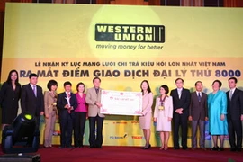Đại diện Western Union nhận chứng nhận Kỷ lục. (Ảnh: Vietnam+)