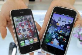 Điện thoại di động Galaxy S của Samsung (phải) và iPhone 3G của Apple. (Nguồn: AFP/TTXVN)