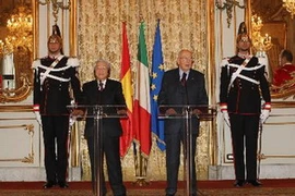 Tổng Bí thư Nguyễn Phú Trọng và Tổng thống Italy Giorgio Napolitano gặp gỡ Báo chí sau khi kết thúc hội đàm. (Ảnh: Trí Dũng/TTXVN)