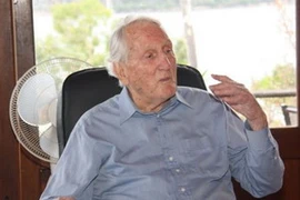 Tom Uren say sưa nói về Việt Nam. (Ảnh: Ngọc Quang-Tuấn Anh/Vietnam+)