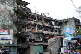 Chung cư cũ đã xuống cấp tại Hà Nội. (Ảnh: Tuấn Anh/TTXVN)