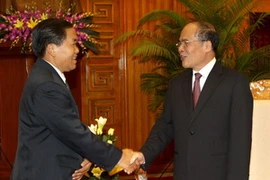 Phó Thủ tướng Nguyễn Sinh Hùng tiếp Phó Thống đốc Ngân hàng Trung ương Lào. (Ảnh: Thái Bình/TTXVN)