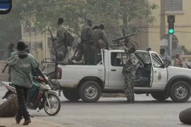 Binh sỹ binh biến trước trụ sở Đài truyền hình quốc gia ở Bamako, Mali ngày 22/3. (Nguồn: THX/TTXVN)