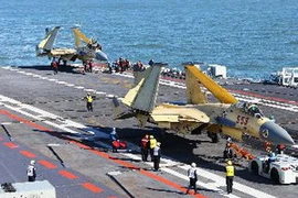 Máy bay J-15 hạ cánh trên tàu sân bay Liêu Ninh. (Nguồn: THX/TTXVN)