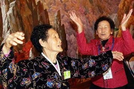 Niềm hạnh phúc của người dân hai miền Triều Tiên trong cuộc đoàn tụ gia đình tại Khu nghỉ mát Núi Kumgang ngày 31/10/2010. (Nguồn: AFP/TTXVN)