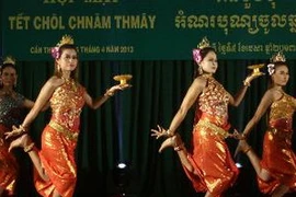 Biểu diễn văn nghệ mừng Tết cổ truyền Chôl Chnăm Thmây. (Ảnh: Duy Khương/TTXVN)