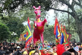 Các đoàn thực hiện lễ rước đền Thượng tại lễ hội đền Sóc. (Ảnh: Quốc Khánh/TTXVN)