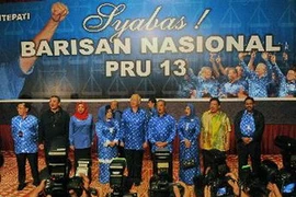 Thủ tướng Malaysia Najib Razak, Phó Thủ tướng Muhyiddin Yassin và các thành viên Liên minh Mặt trận Dân tộc Barisan cầm quyền mừng chiến thắng tại Kuala Lumpur. (Nguồn: AFP/TTXVN)