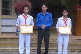 Em Phạm Văn Phong (ngoài cùng bên trái) và em Lê Văn Thảo (ngoài cùng bên phải). (Nguồn: Dân Trí)