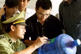 Kiểm tra an toàn vệ sinh thực phẩm các cơ sở sản xuất kinh danh nước đóng chai. (Ảnh: Dương Ngọc/TTXVN)