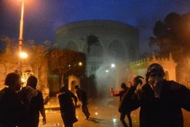 Người biểu tình Ai Cập ném gạch đá vào dinh Tổng thống ở thủ đô Cairo ngày 1/2. (Nguồn: AFP/TTXVN)