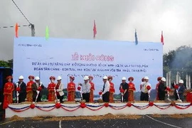 Khởi công dự án nâng cấp, mở rộng đường Hồ Chí Minh đoạn qua Tân Cảnh-Kon Tum. (Ảnh: Cao Nguyên/TTXVN)