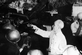 Chủ tịch Hồ Chí Minh thăm một đơn vị bộ đội phòng không tại Hà Nội ( năm 1966). (Ảnh: Vũ Đình Hồng/TTXVN) 