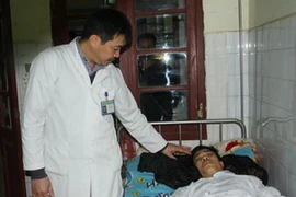 Thăm khám bệnh nhân Quân sau phẫu thuật. (Nguồn: Baolaocai.vn) 