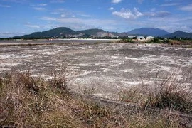 Khu vực bị nhiễm diôxin nặng nhất tại sân bay Đà Nẵng được xử lý đổ bê tông tạm thời. (Ảnh: Trần Lê Lâm/TTXVN)