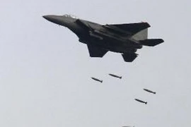 Máy bay chiến đấu F-15K dội bom tại vùng núi Pocheon, cách biên giới Triều Tiên khoảng 30km về phía nam trong cuộc tập trận ngày 23/12/2010. (Nguồn: AFP/TTXVN)