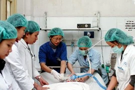 Theo dõi,điều trị cho bệnh nhân bị tai biến mạch máu não tại bệnh viện Xanh Pôn. (Ảnh: Hữu Oai/TTXVN)