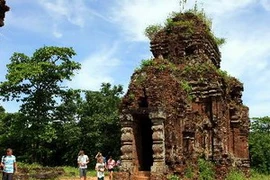 Du khách thăm Khu di tích đền tháp Mỹ Sơn. (Ảnh: Nhật Anh/TTXVN)