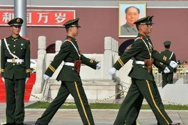 Binh sỹ Trung Quốc tuần tra tại Quảng trường Thiên An Môn ở Bắc Kinh ngày 7/11. (Nguồn: AFP/TTXVN)