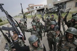 Binh sỹ Syria sau khi giành quyền kiểm soát làng Haydariyah, cách thị trấn Qusayr khoảng 7km ngày 13/5. (Nguồn: AFP/TTXVN)
