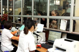 Thanh toán viện phí cho người bệnh có thẻ bảo hiểm y tế tại Bệnh viện Xanh Pôn. (Ảnh: Dương Ngọc/TTXVN)