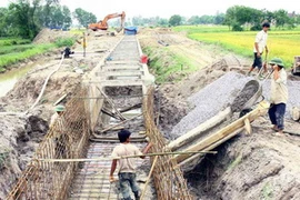 Nâng cấp tuyến kênh cấp 1 đi qua địa bàn xã Hải Dương, huyện Hải Lăng. (Ảnh: Hồ Cầu/TTXVN)