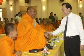 Phó Thủ tướng Vũ Văn Ninh với các đại biểu tại buổi họp mặt. (Ảnh: Duy Khương/TTXVN)