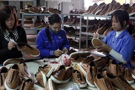 Sản xuất giày xuất khẩu tại công ty TNHH Hóa dệt Hà Tây, Hà Nội. (Ảnh: Trần Việt/Vietnam+)