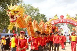 Khai hội văn hóa du lịch Dinh Thầy Thím 2012. (Ảnh: Nguyễn Thanh/TTXVN)