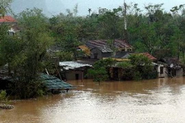 Hàng ngàn nhà dân ở Quảng Bình bị ngập và chia cắt trong nước lũ. (Nguồn: TTXVN)